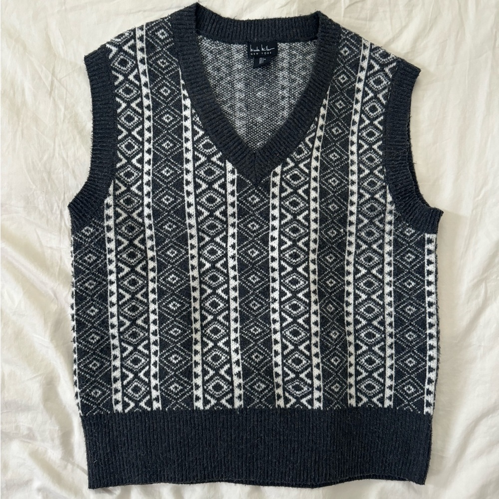 Nicole Miller sweater vest, boxy fit size Large. Grey and white knit.